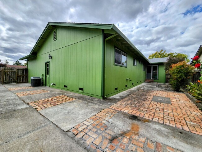 Building Photo - 3 Bedroom in Santa Rosa with Air Conditioning