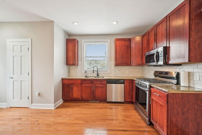 Building Photo - 565 Lathrop St