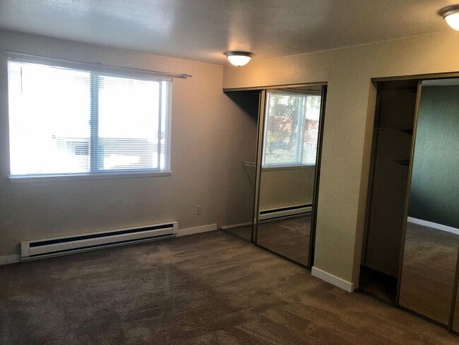 Building Photo - Updated 2 Bedroom Condo in Prime Redmond L...