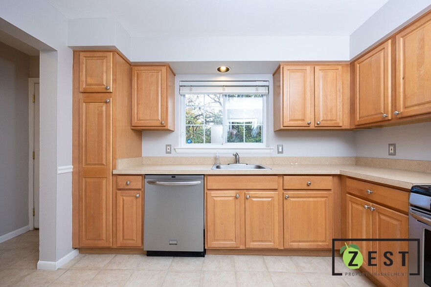 Building Photo - 415 N Fox Hills Dr