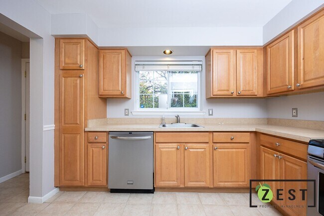 Building Photo - Beautiful 2 Bed 1.5 Bath Townhome available August 15th!