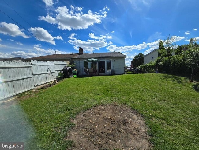 Building Photo - 647 Artwood Dr