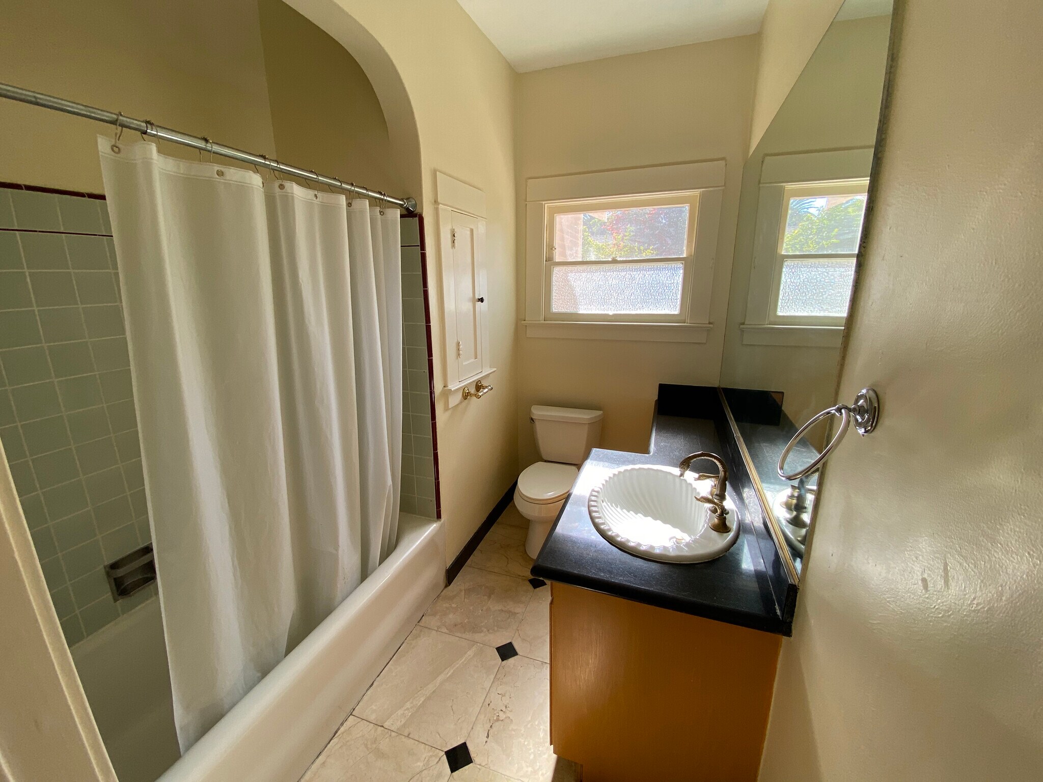 Full Bathroom - 1947 Kelton Ave