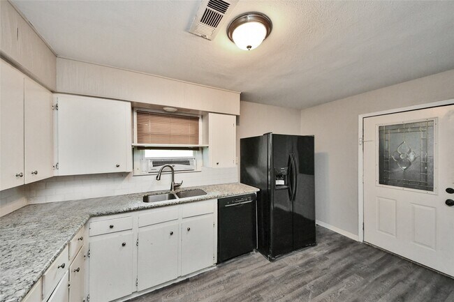 Building Photo - 515 24th Ave N