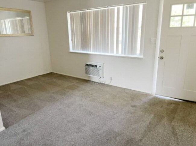 Building Photo - 2 Bed / 1 Bath Apartment in Provo!
