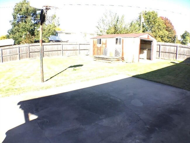 Building Photo - 4813 Woodview Dr