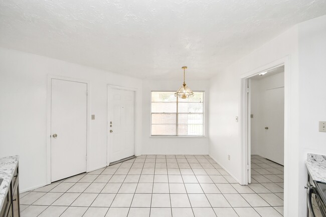Building Photo - 13610 Piney Oaks Dr