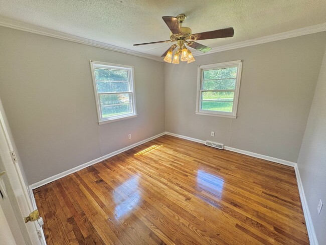 Building Photo - Rural Statesville - 3BR/1BA + Carport & Fu...
