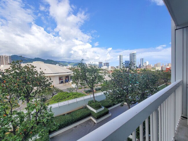 Building Photo - 1BR / 1Bath / 1Pkg - Condo in Kakaako Avai...