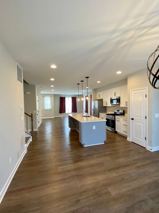 Building Photo - Charming 3-bedroom, 2.5-bathroom Townhouse