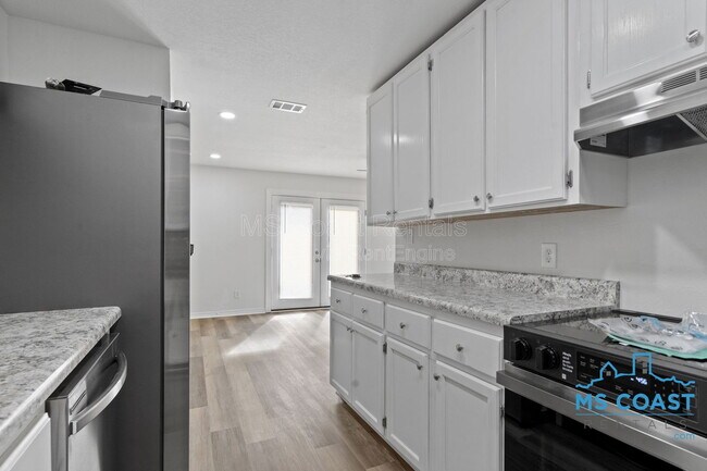 Building Photo - 340 Hiller Dr