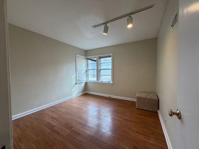 Building Photo - 538 Mills St