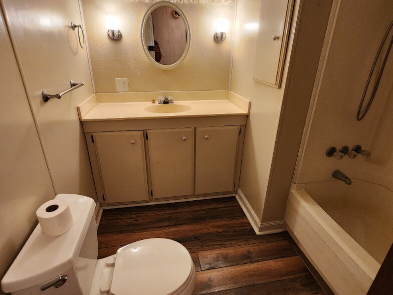 Building Photo - 104 Royalty Ct