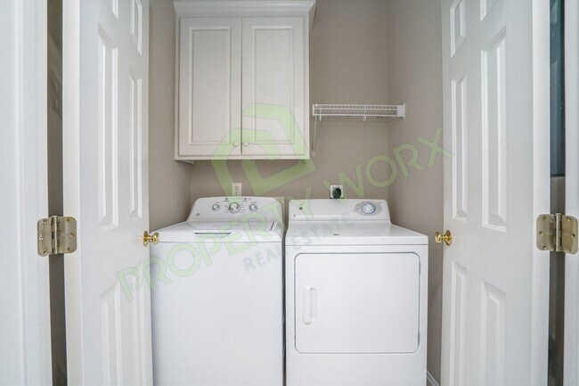 Building Photo - Executive Style Rental in Red Oak