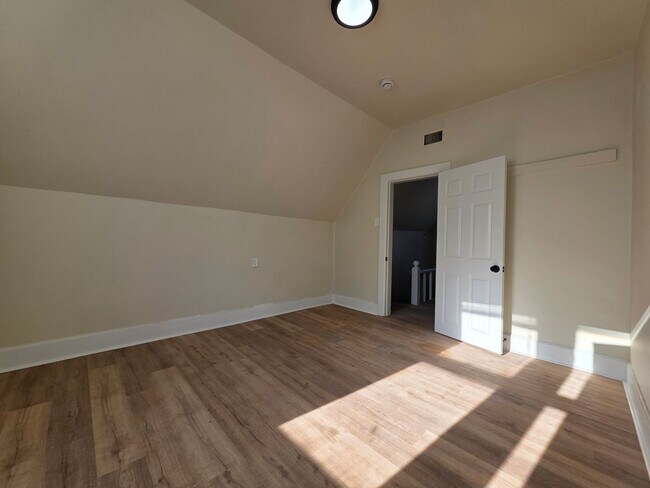 Building Photo - 210 S Maple Ave