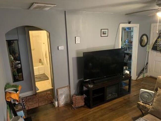 Building Photo - 2 bed house w Laundry, All electric, central HVAC, fenced yard, hardwoods