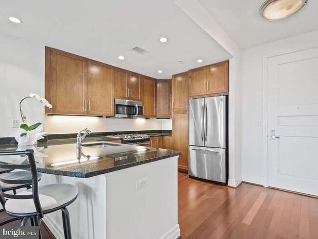 Building Photo - 8220 Crestwood Heights Dr