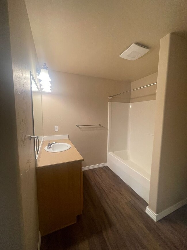 Building Photo - Freshly Remodeled 3 bed 2 Bath Townhome