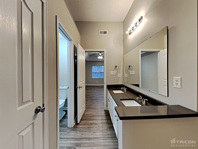 Building Photo - 8800 Willow Crest Dr