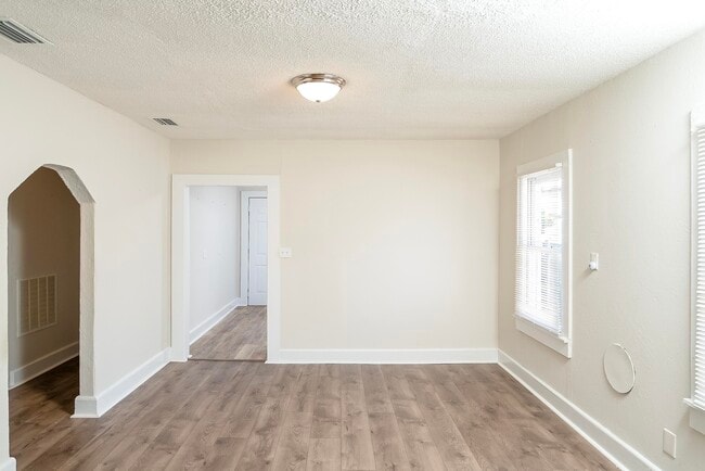 Building Photo - 32 Grant St