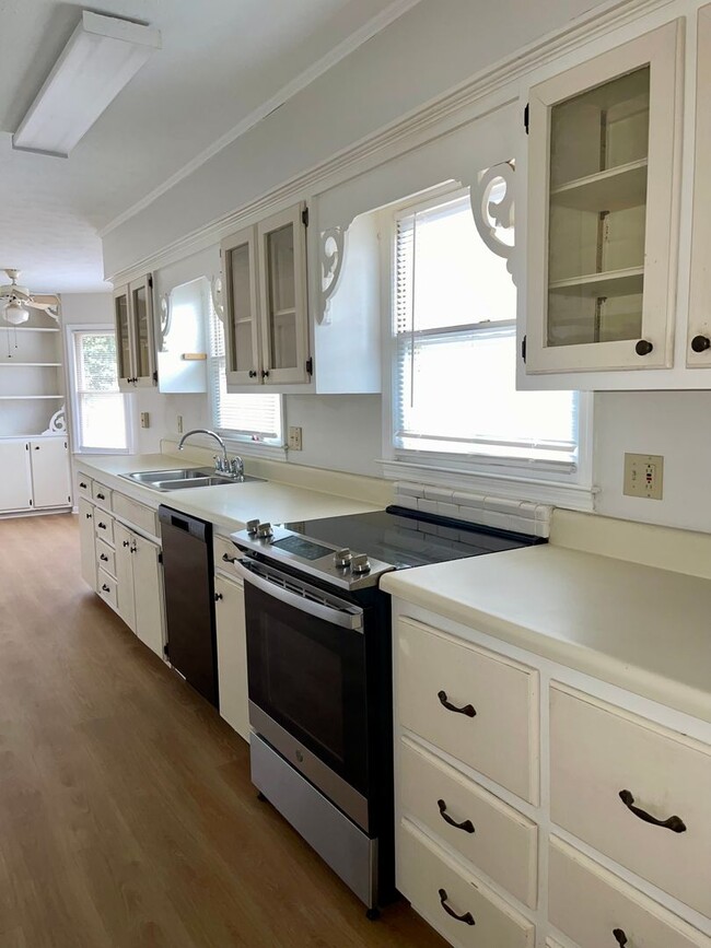 Building Photo - Spacious Updated 3 Bed/2 Bath Situated on a Private Lot!