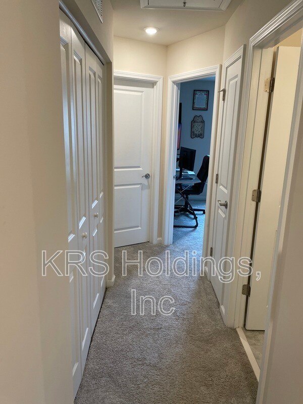 Building Photo - 245 White Oak Ridge Dr