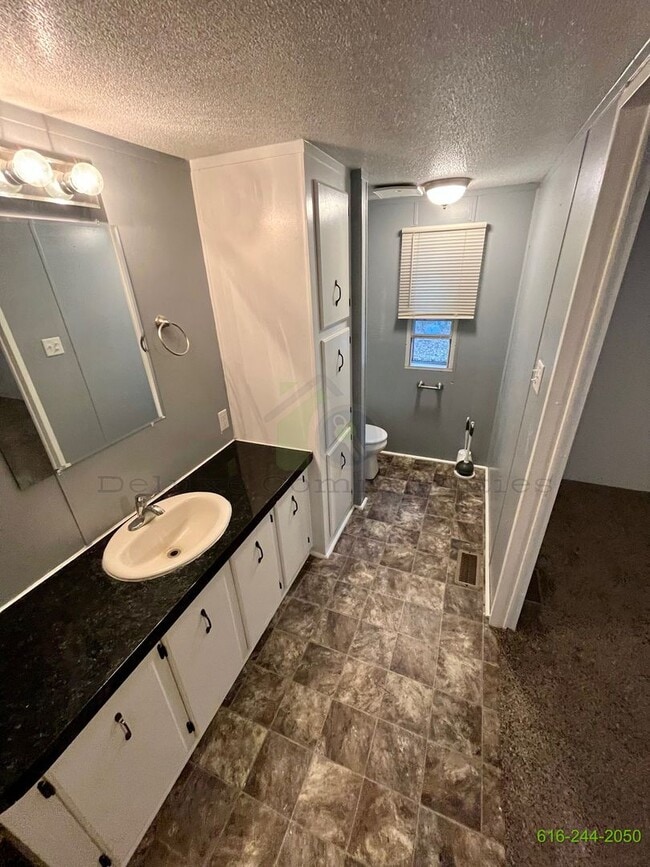 Building Photo - 3 Bedroom Mobile Home! Available NOW! Midd...