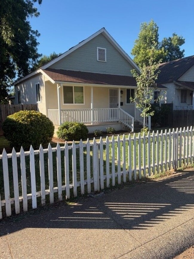 Building Photo - 2 Bedroom 1.5 Bathroom Old Folsom Charmer