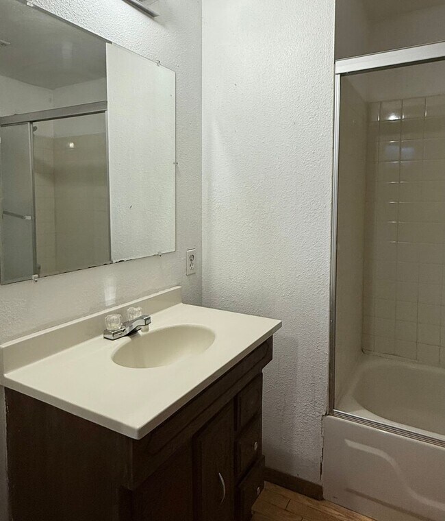 Building Photo - Spacious Home in the Heart of Aurora with ...