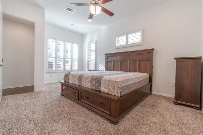Building Photo - 2913 Zelma Dr