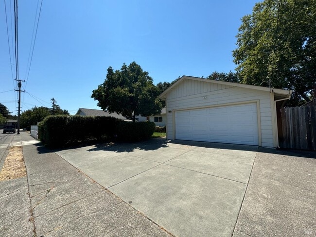 Building Photo - 4845 Marshall Dr