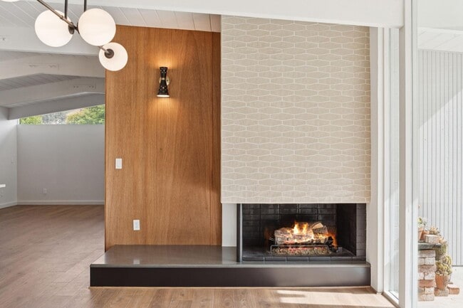 Building Photo - Eichler Mid-Century Home, Newly Renovated