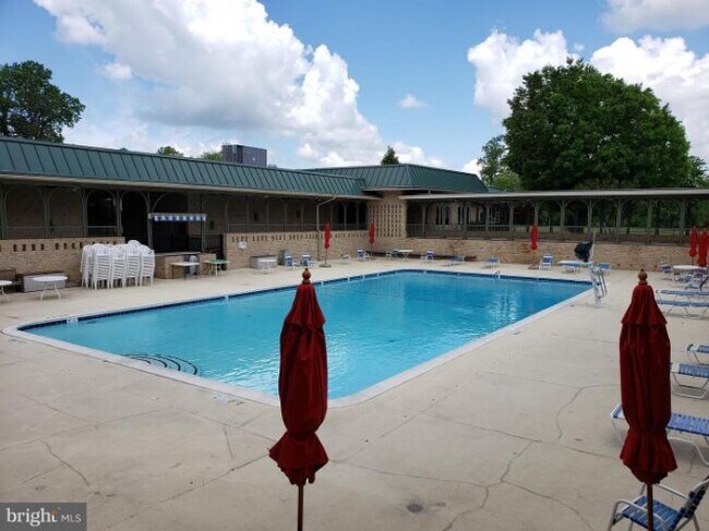 Building Photo - 3221 S Leisure World Blvd