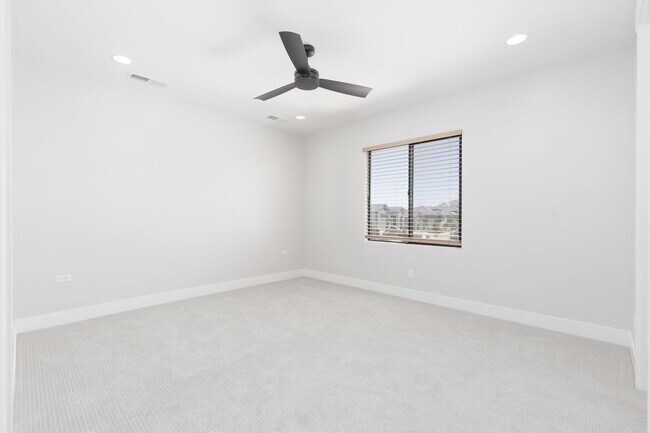 Building Photo - Gorgeous 5 bed | 3.5 bath |  Custom Home with RV Garage in Tonaquint!