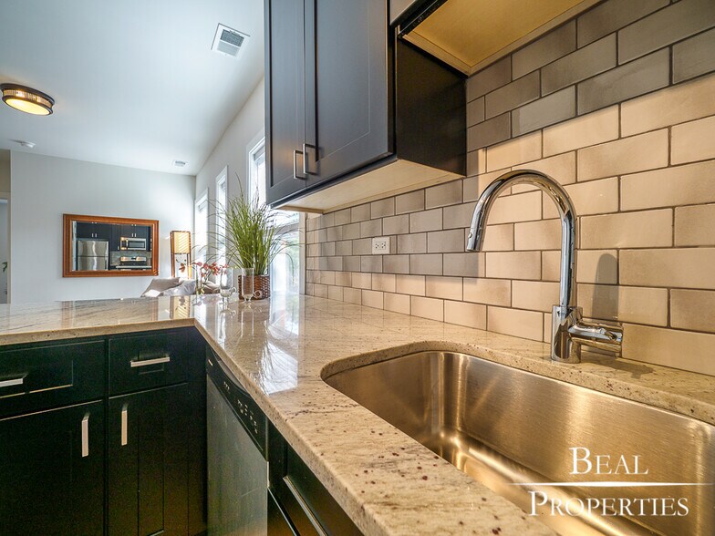 Building Photo - 2203 W Eastwood Ave