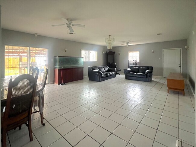 Building Photo - 13522 Hollypark Dr