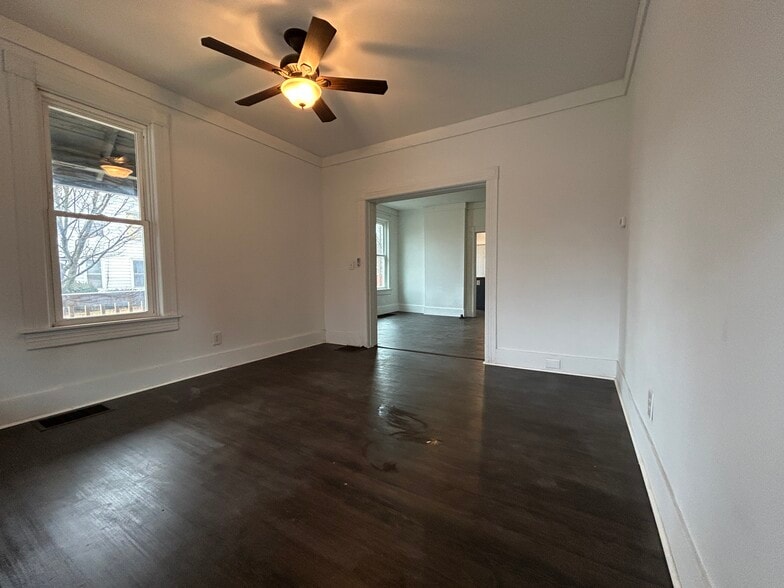 Living room - 1668 Memorial Ave