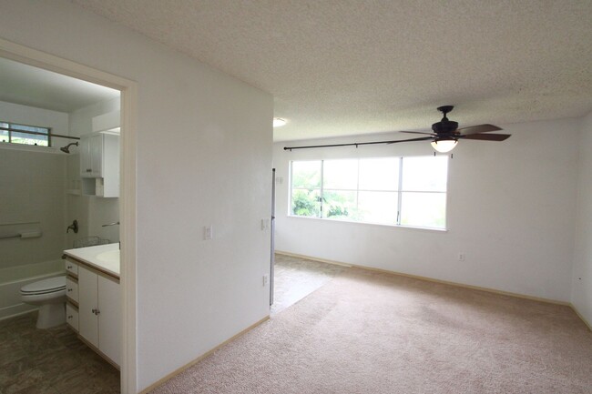 Building Photo - 1 bedroom, 1 bath, 2 parking unit in Cresc...