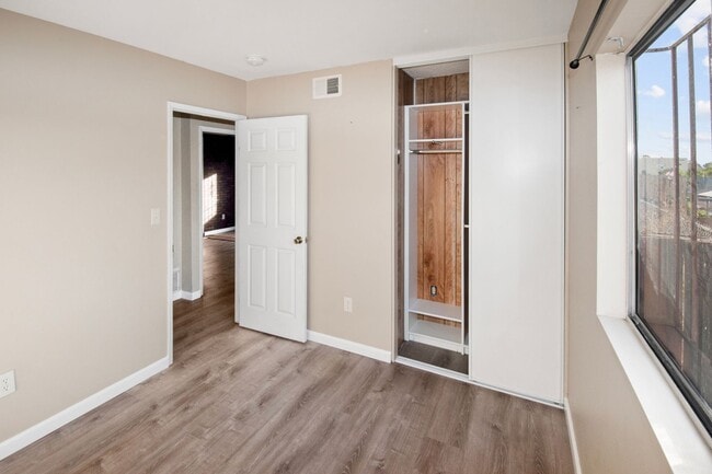 Building Photo - Long Term unfurnished rental!