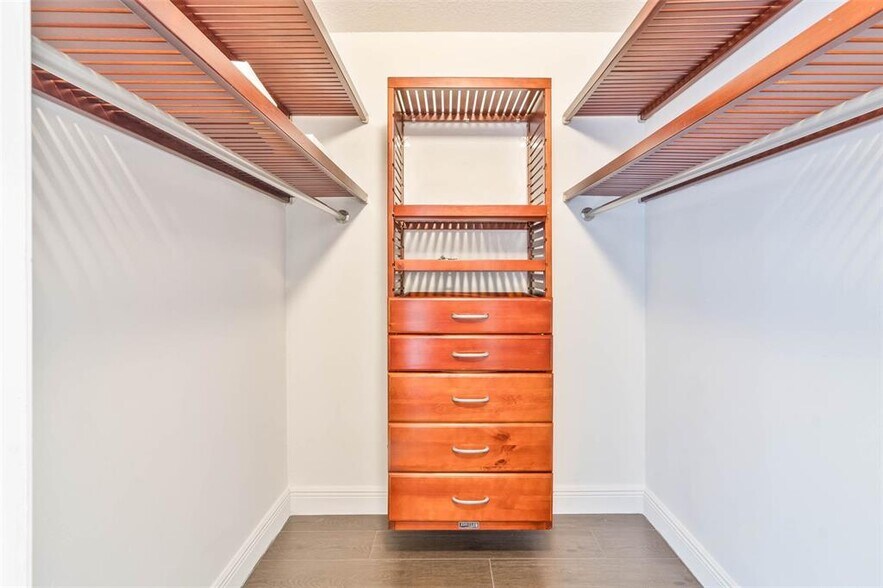 Building Photo - 1222 Manor Ct