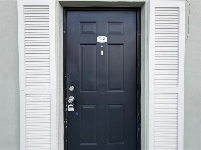 Building Photo - 811 W Oakland Park Blvd