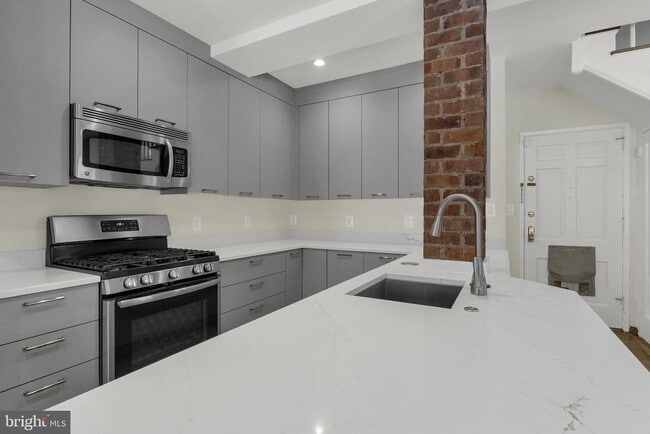 Building Photo - 1400 Martha Custis Dr