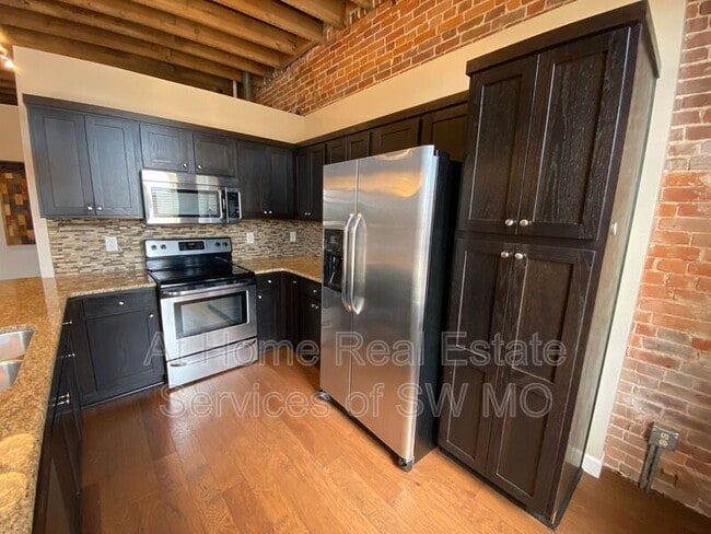 Building Photo - 412 South Ave