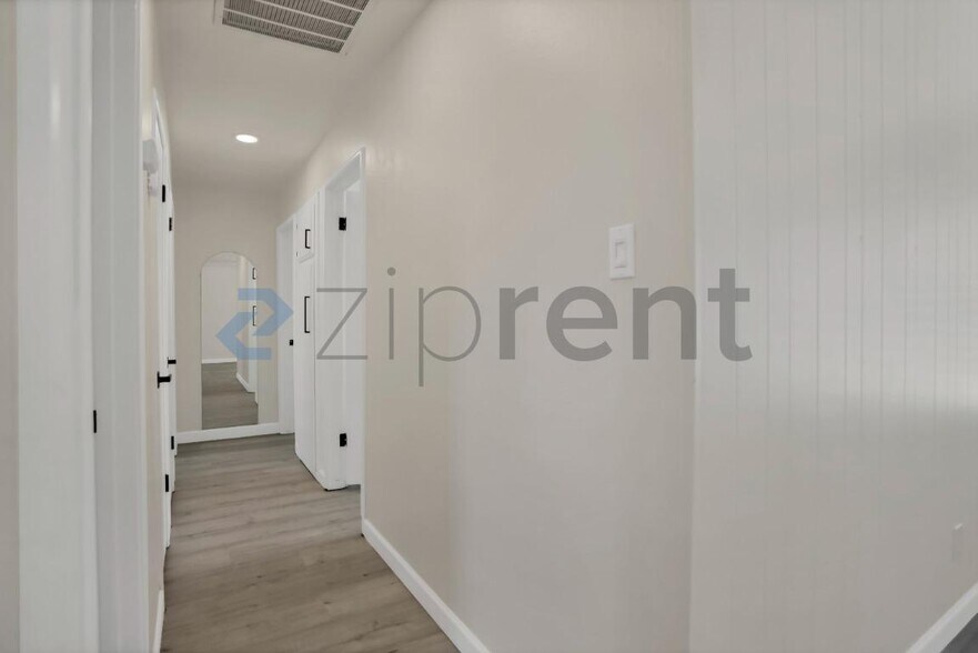 Building Photo - Unit
