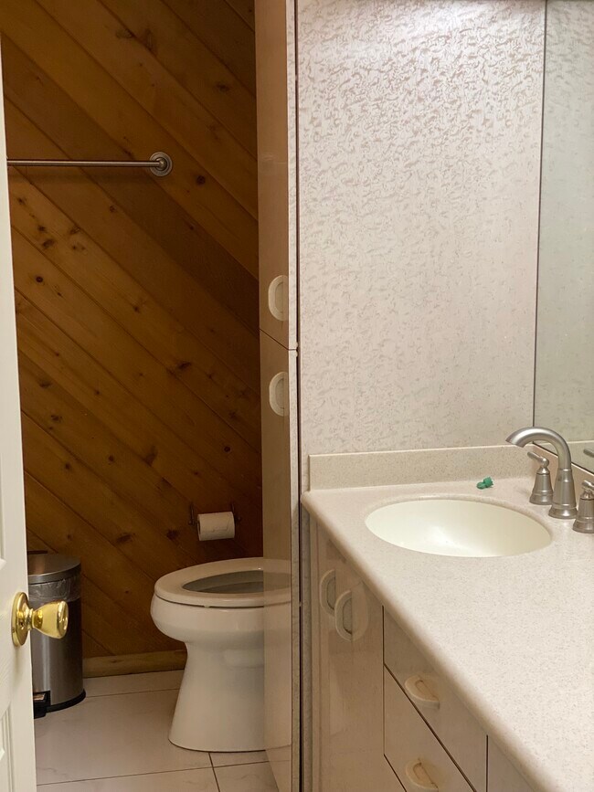 Main Bath room - 160 Stanford Dr