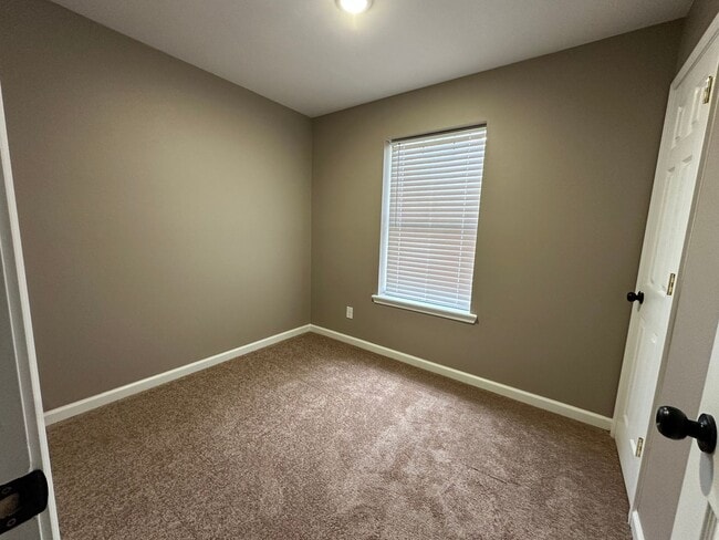 Building Photo - Welcome to this charming 3-bedroom, 2-bath...