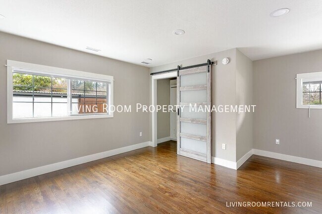 Building Photo - 2040 SW Huntington Ave