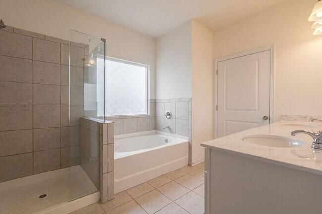 Building Photo - Move-In Ready Bogart Home with Open Layout and Private Fenced Yard