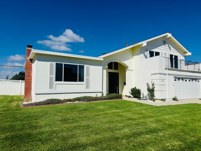 Primary Photo - Ideal Multigenerational Home with Separate...