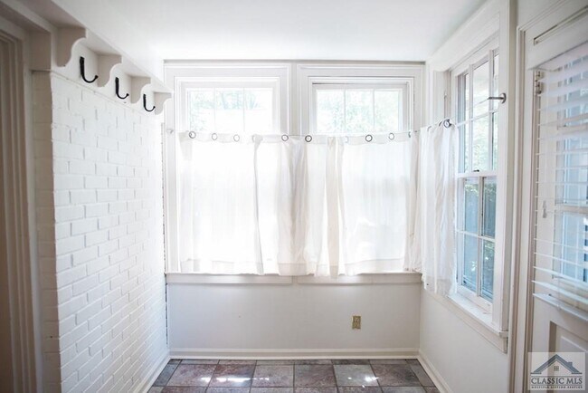 Building Photo - 285 Hampton Ct